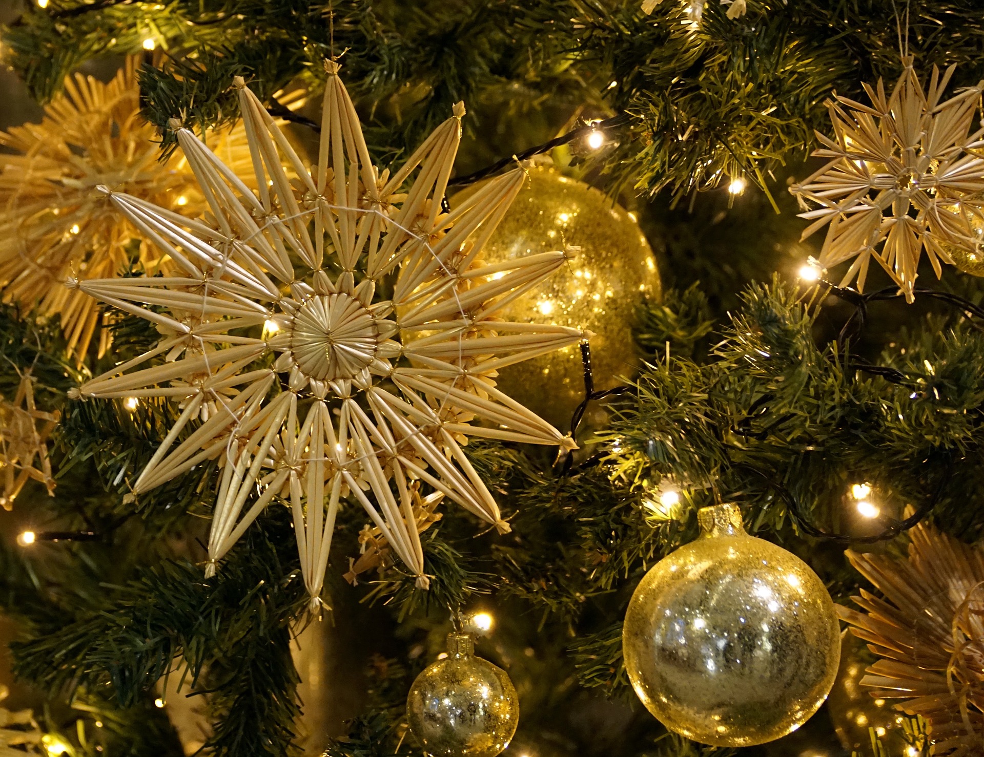 christmas tree ball ornaments