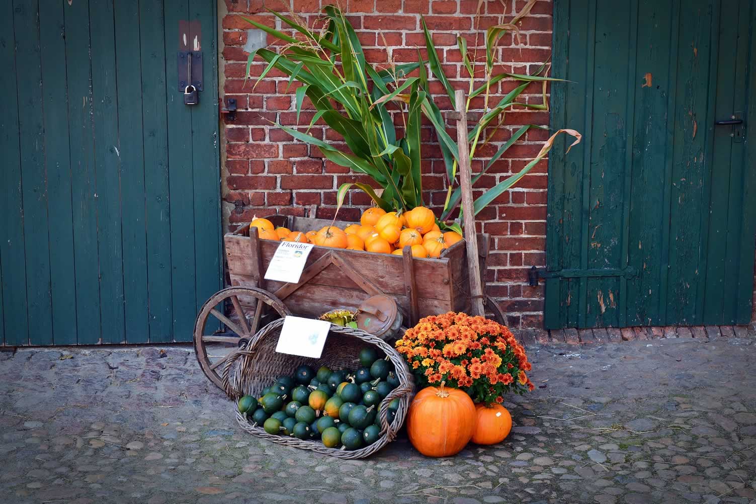 barn autumn decor