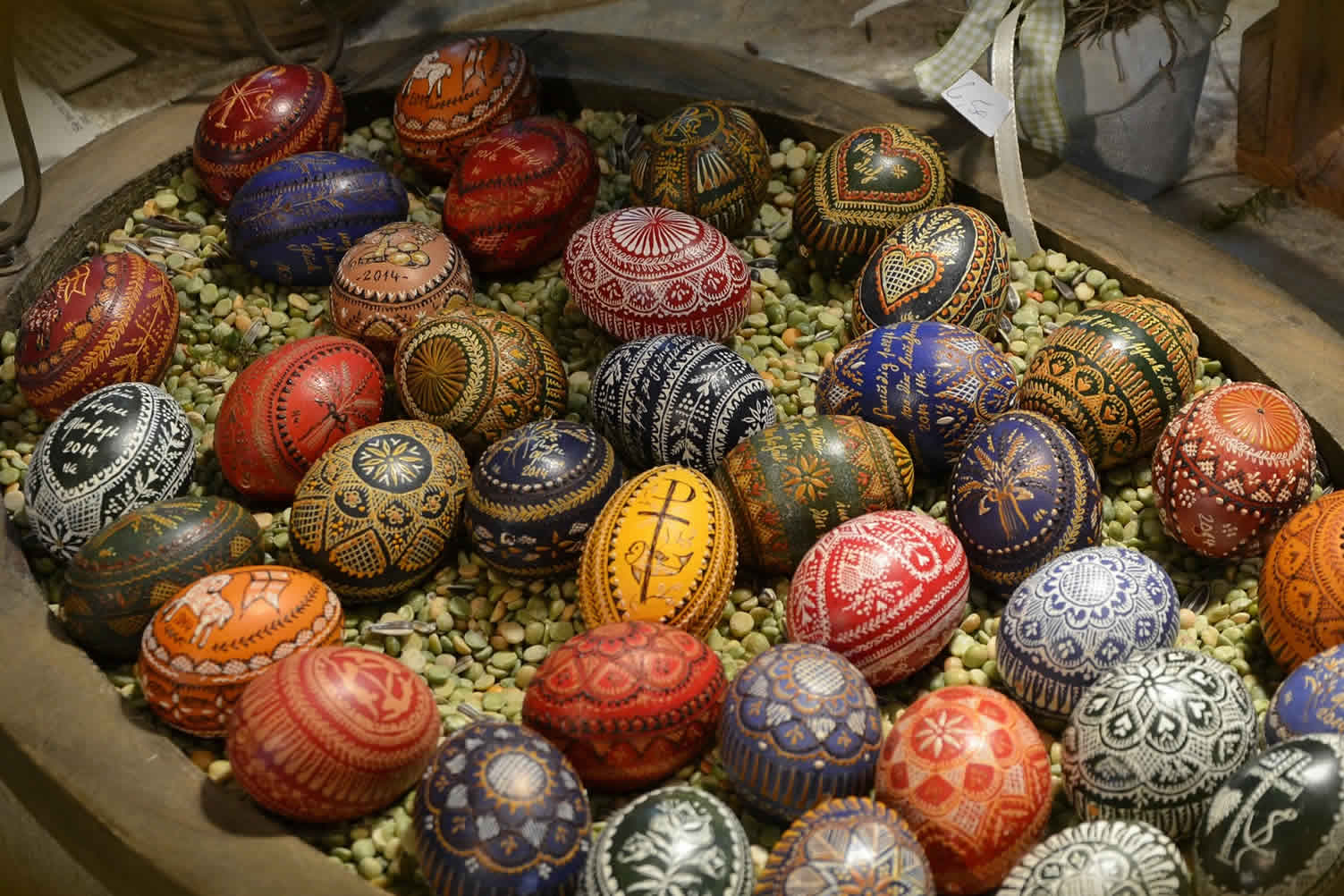 decorating easter egg