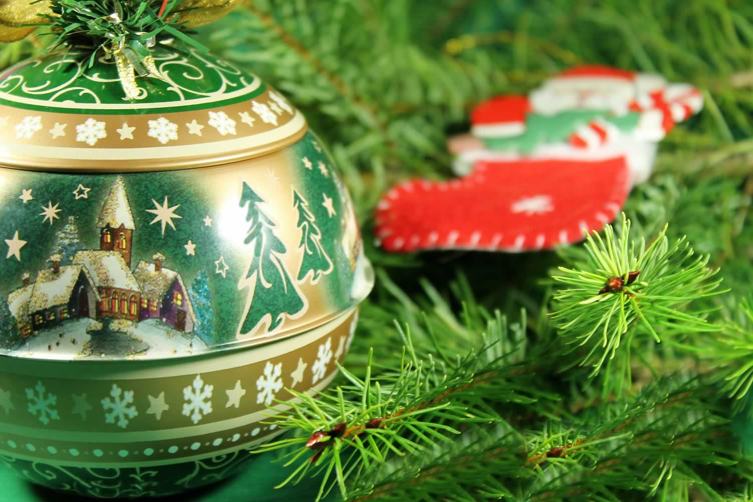 decorate christmas tree