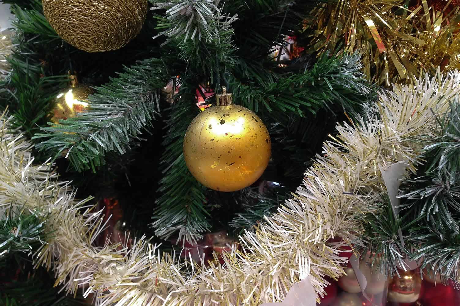 decorate christmas tree