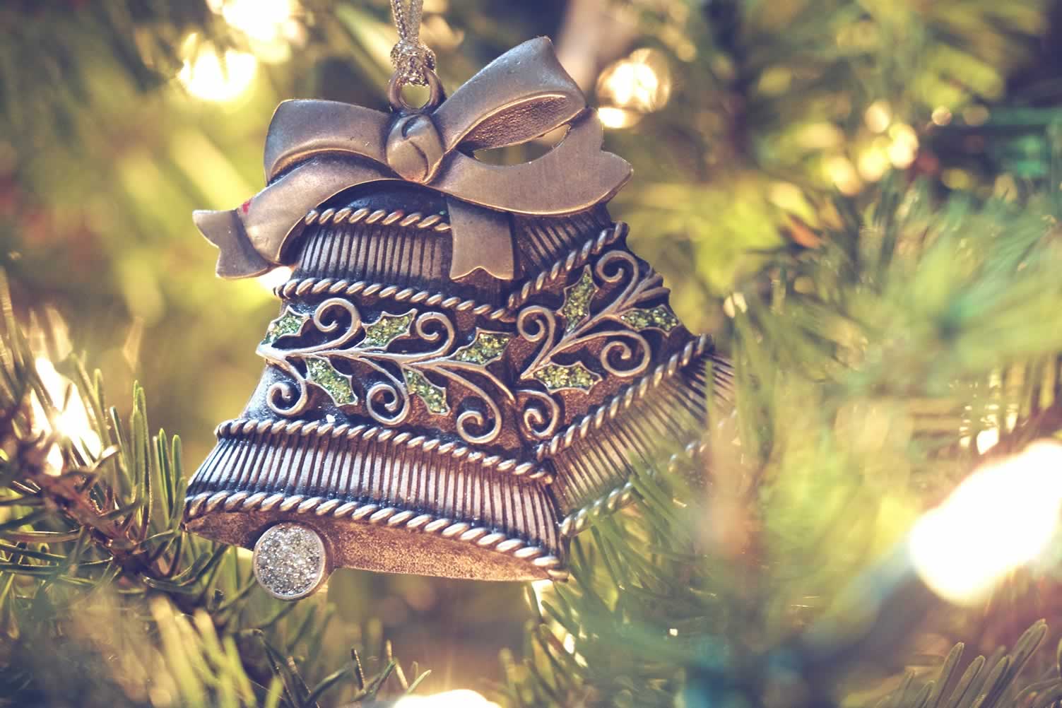 decorate christmas tree