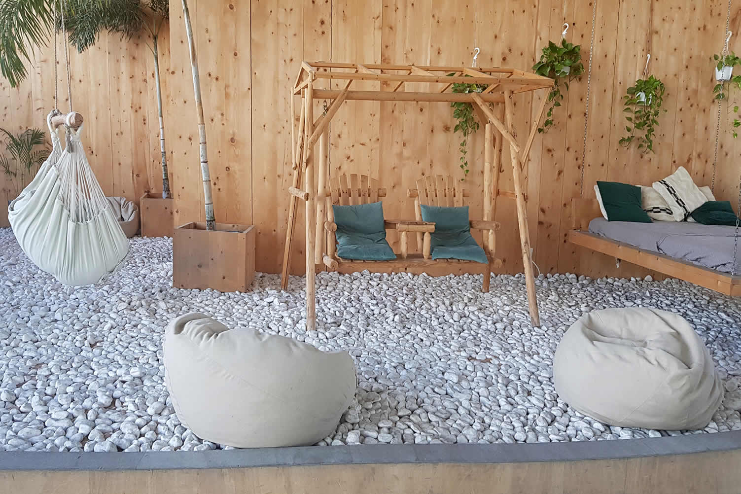 outdoor entertaining area